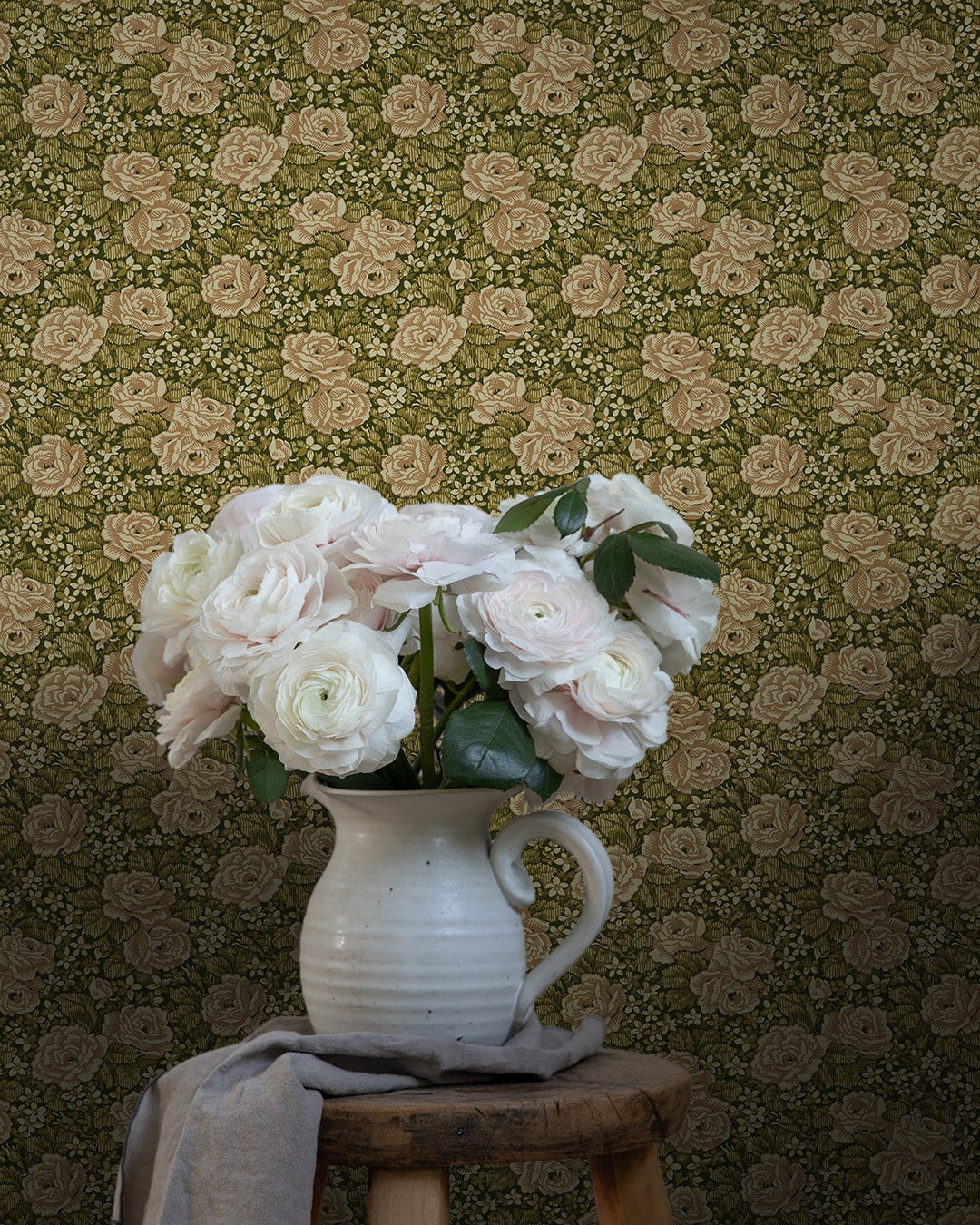 Rosengång 43108 – Blommig tapet med mörkgrön bas & romantisk stil ...